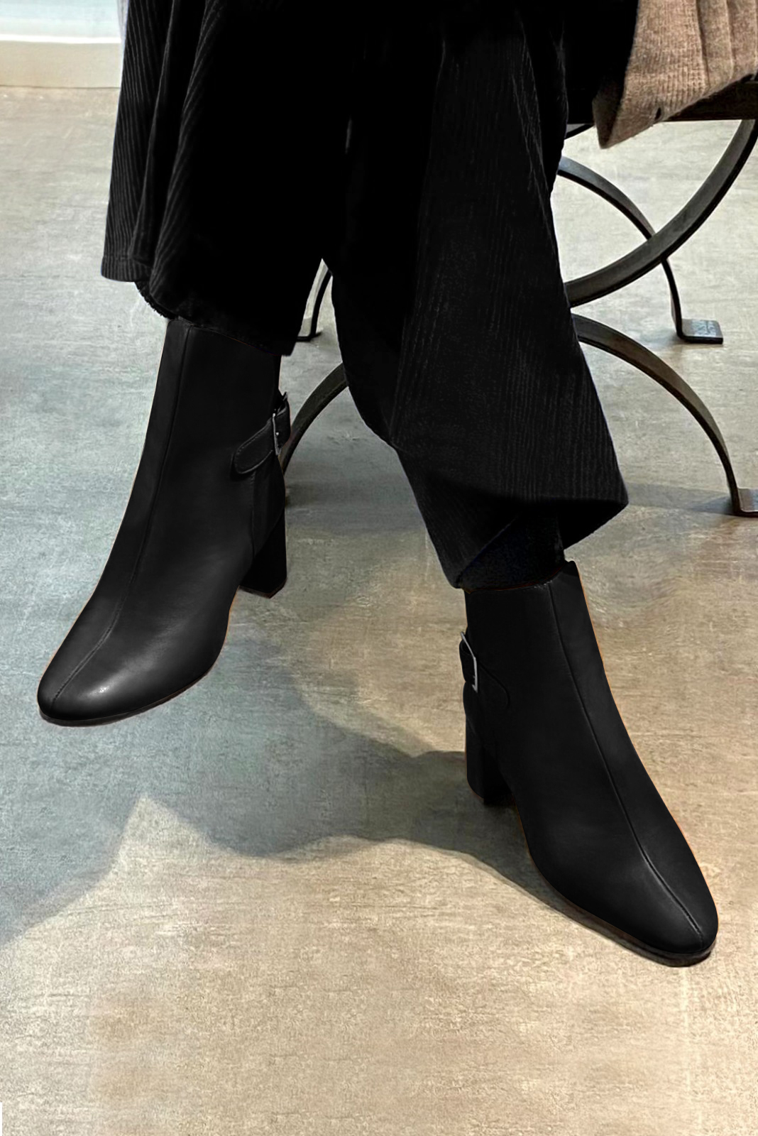 Satin black women's ankle boots with buckles at the back. Round toe. Medium block heels. Worn view - Florence KOOIJMAN